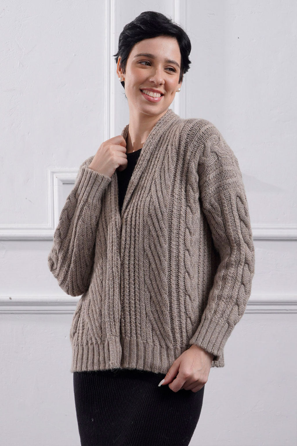 Kara – Kurze Strickjacke mit Zopfmuster – Alpaca Collections