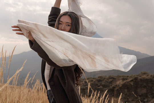 Warum sind Alpaka-Schals das perfekte Übergangsstück vom Sommer zum Herbst?